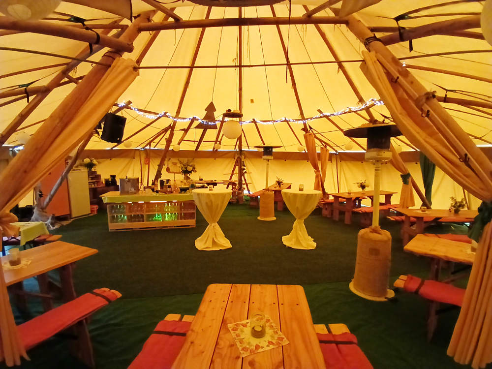 Stimmungsvoll feiern in unserem Tipi mit gemütlicher Atmosphäre